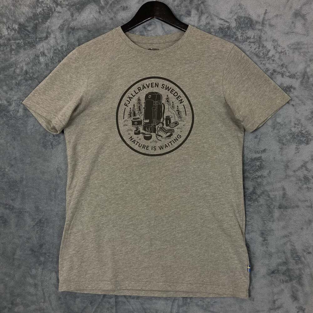 Fjallraven Fikapaus Sweden Logo Men’s Olive Green Short Sleeve T-Shirt Small